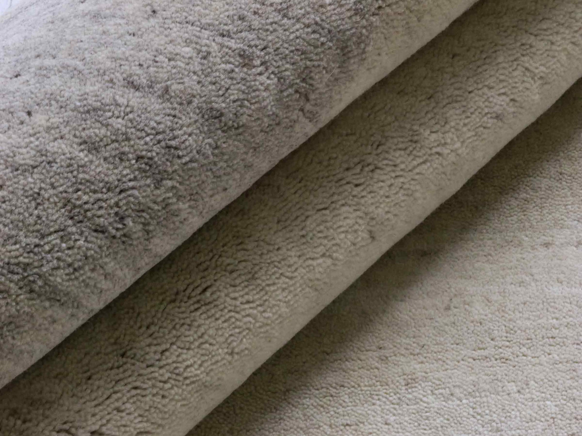 Moderner, Handloom Lori Gabbeh Orientteppich von Khademi aus Wolle, cremeweiß, grau. Geometrisches Nomaden-Design. Produziert in Indien. Größe: 200x137cm. Teppichnummer: KB4-1798. Verkauf durch Jupiter Intl.