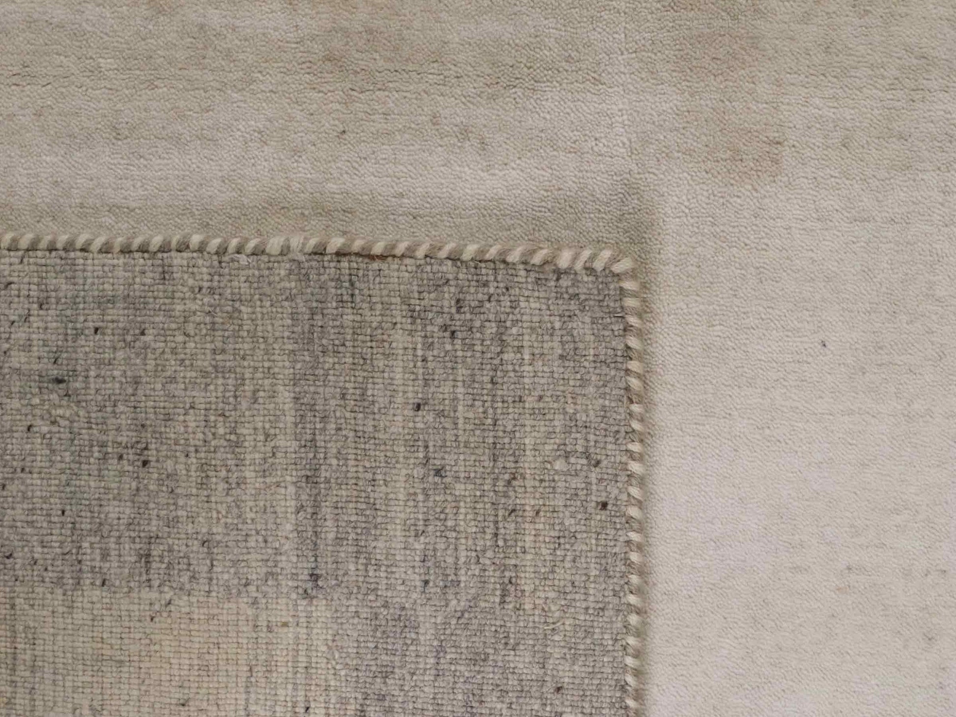 Moderner, Handloom Lori Gabbeh Orientteppich von Khademi aus Wolle, cremeweiß, grau. Geometrisches Nomaden-Design. Produziert in Indien. Größe: 200x137cm. Teppichnummer: KB4-1798. Verkauf durch Jupiter Intl.