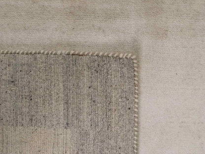 Moderner, Handloom Lori Gabbeh Orientteppich von Khademi aus Wolle, cremeweiß, grau. Geometrisches Nomaden-Design. Produziert in Indien. Größe: 200x137cm. Teppichnummer: KB4-1798. Verkauf durch Jupiter Intl.