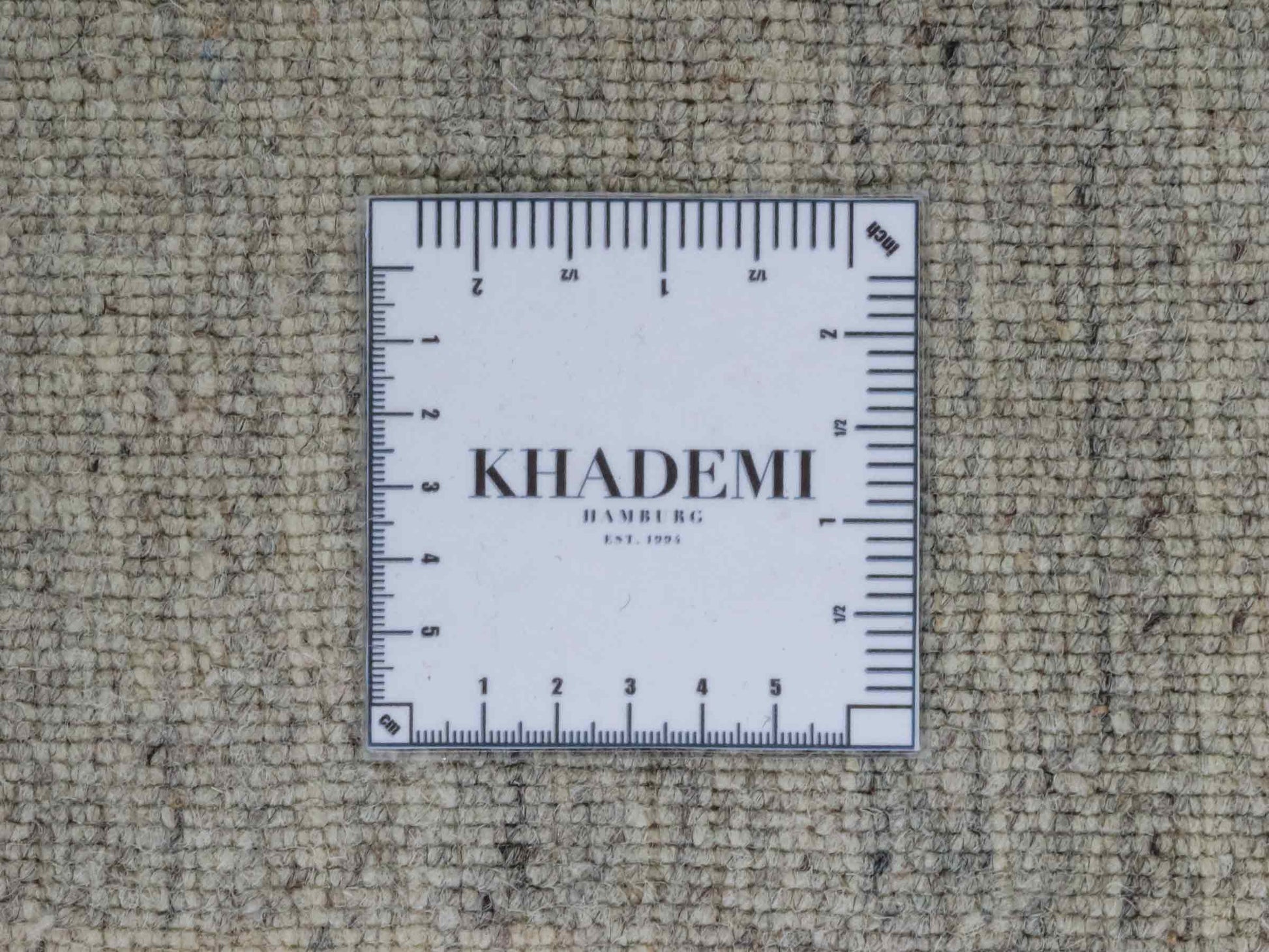 Moderner, Handloom Lori Gabbeh Orientteppich von Khademi aus Wolle, cremeweiß, grau. Geometrisches Nomaden-Design. Produziert in Indien. Größe: 200x137cm. Teppichnummer: KB4-1798. Verkauf durch Jupiter Intl.