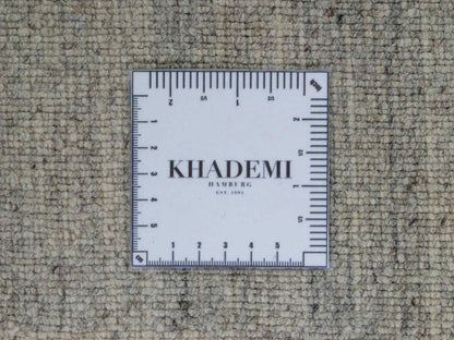 Moderner, Handloom Lori Gabbeh Orientteppich von Khademi aus Wolle, cremeweiß, grau. Geometrisches Nomaden-Design. Produziert in Indien. Größe: 200x137cm. Teppichnummer: KB4-1798. Verkauf durch Jupiter Intl.