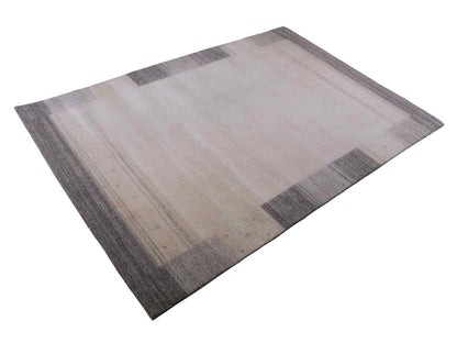 Moderner, Handloom Lori Gabbeh Orientteppich von Khademi aus Wolle, cremeweiß, grau. Geometrisches Nomaden-Design. Produziert in Indien. Größe: 200x137cm. Teppichnummer: KB4-1798. Verkauf durch Jupiter Intl.