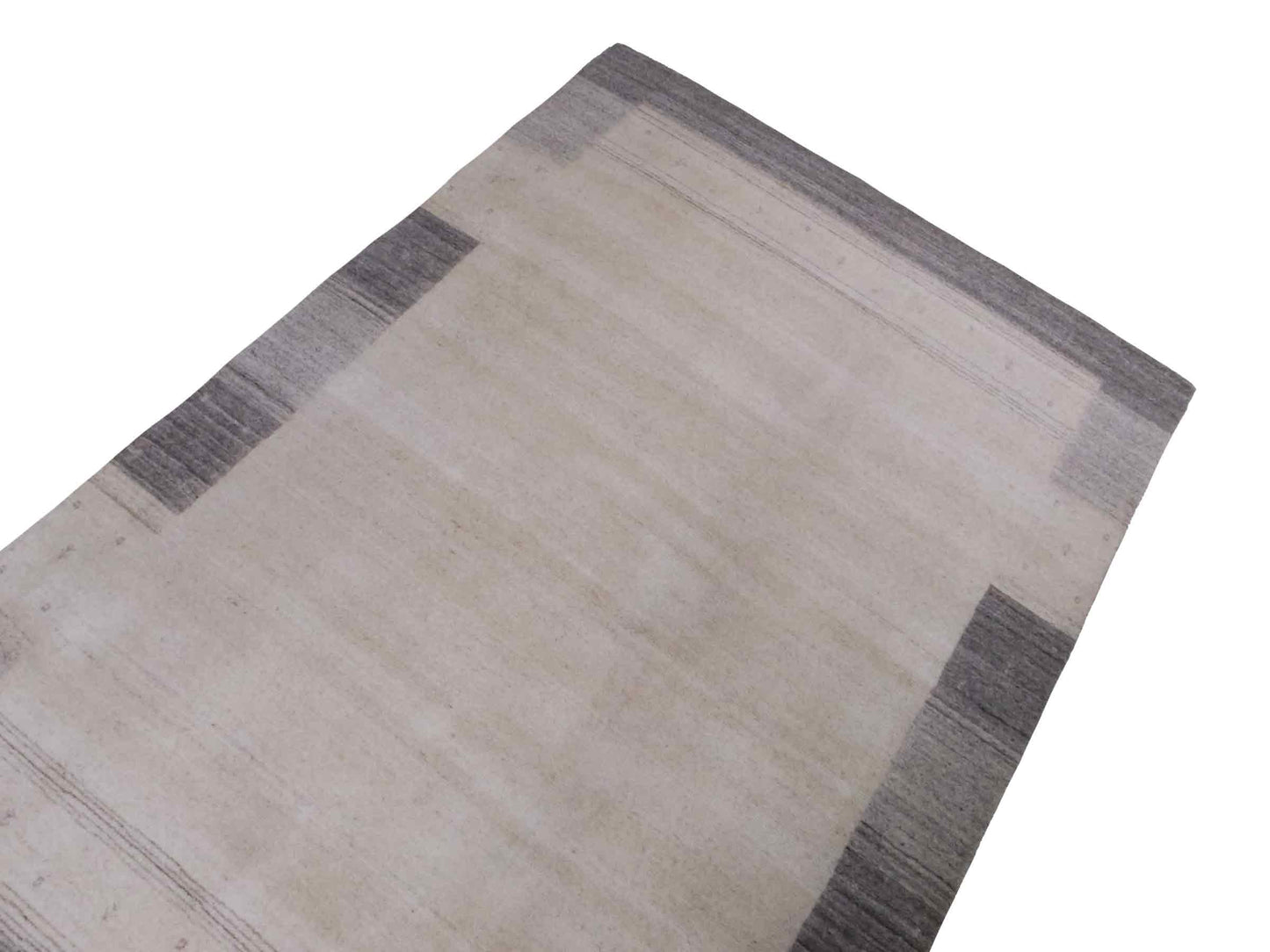 Moderner, Handloom Lori Gabbeh Orientteppich von Khademi aus Wolle, cremeweiß, grau. Geometrisches Nomaden-Design. Produziert in Indien. Größe: 200x137cm. Teppichnummer: KB4-1798. Verkauf durch Jupiter Intl.