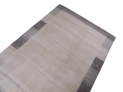 Moderner, Handloom Lori Gabbeh Orientteppich von Khademi aus Wolle, cremeweiß, grau. Geometrisches Nomaden-Design. Produziert in Indien. Größe: 200x137cm. Teppichnummer: KB4-1798. Verkauf durch Jupiter Intl.