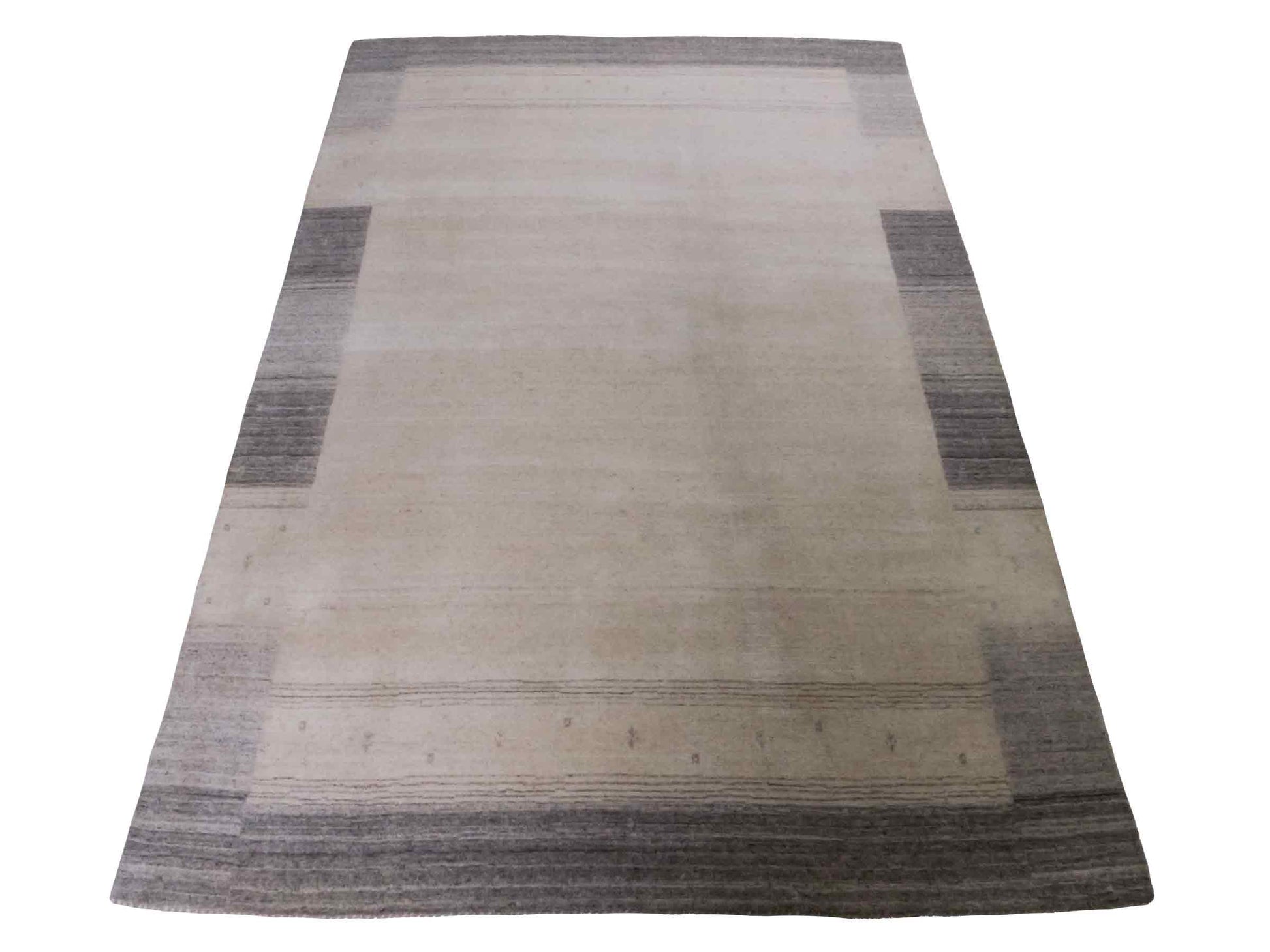 Moderner, Handloom Lori Gabbeh Orientteppich von Khademi aus Wolle, cremeweiß, grau. Geometrisches Nomaden-Design. Produziert in Indien. Größe: 200x137cm. Teppichnummer: KB4-1798. Verkauf durch Jupiter Intl.