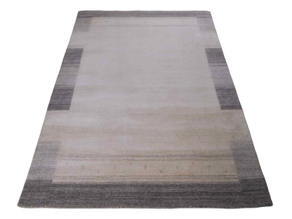 Moderner, Handloom Lori Gabbeh Orientteppich von Khademi aus Wolle, cremeweiß, grau. Geometrisches Nomaden-Design. Produziert in Indien. Größe: 200x137cm. Teppichnummer: KB4-1798. Verkauf durch Jupiter Intl.