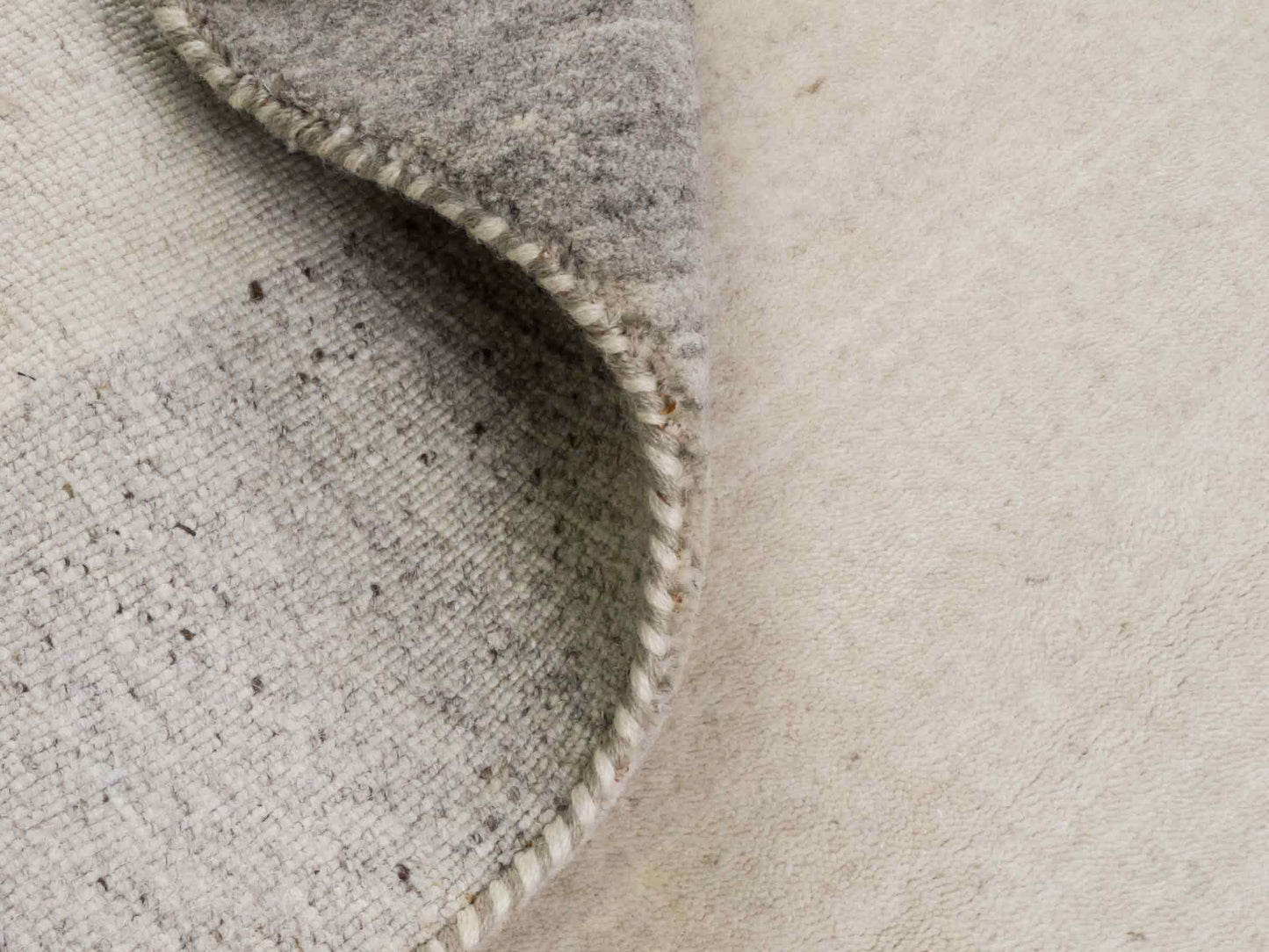 Moderner, Handloom Lori Gabbeh Orientteppich von Khademi aus Wolle, cremeweiß, grau. Geometrisches Nomaden-Design. Produziert in Indien. Größe: 200x137cm. Teppichnummer: KB4-1798. Verkauf durch Jupiter Intl.