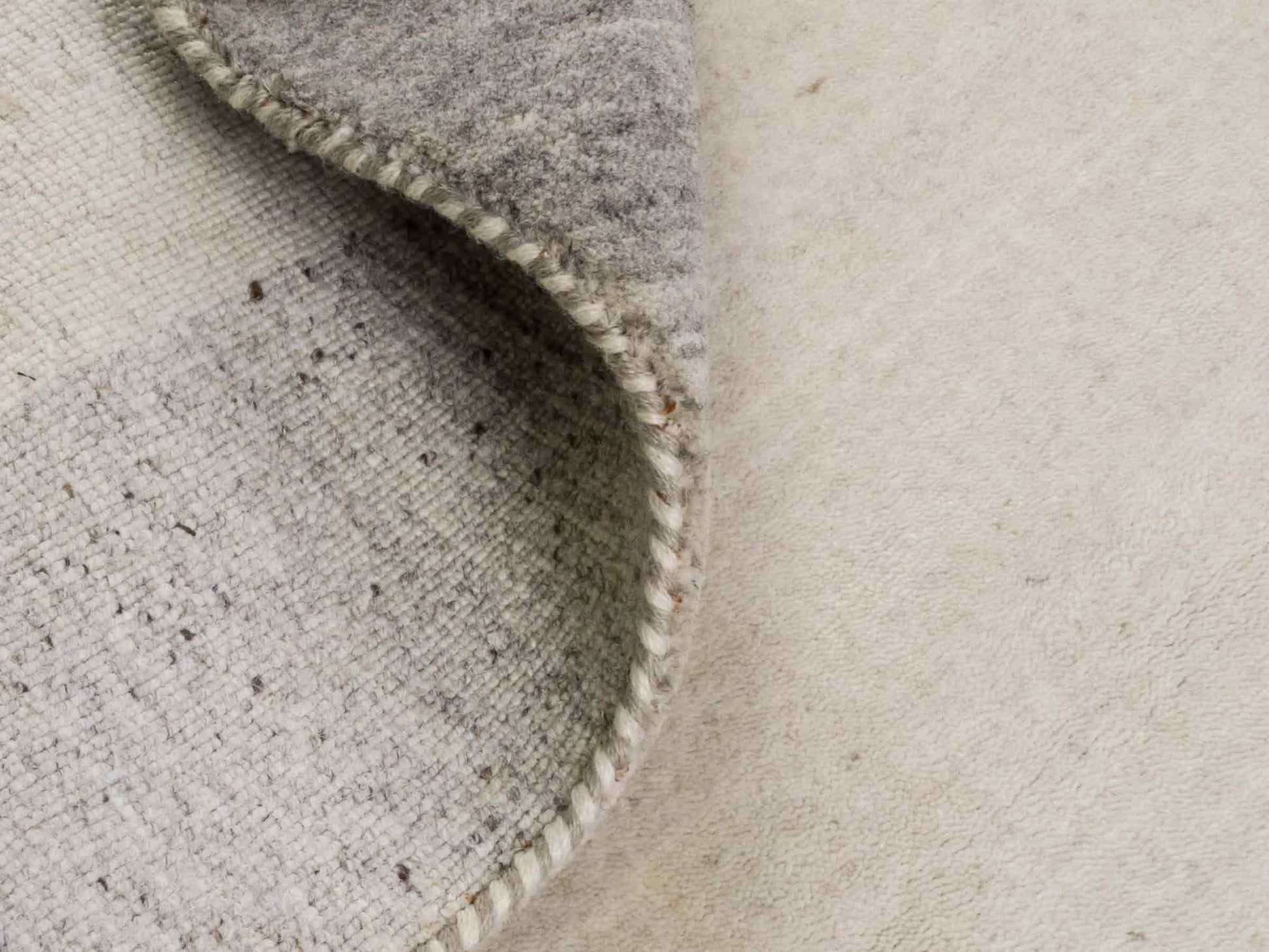 Moderner, Handloom Lori Gabbeh Orientteppich von Khademi aus Wolle, cremeweiß, grau. Geometrisches Nomaden-Design. Produziert in Indien. Größe: 200x137cm. Teppichnummer: KB4-1798. Verkauf durch Jupiter Intl.