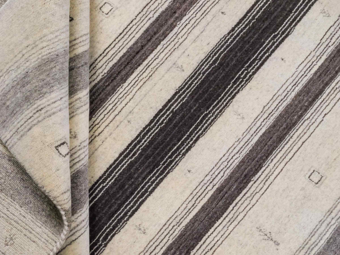 Moderner, Handloom Lori Gabbeh Orientteppich von Khademi aus Wolle, cremeweiß, grau. Geometrisches Nomaden-Design. Produziert in Indien. Größe: 200x139cm. Teppichnummer: KB4-1790. Verkauf durch Jupiter Intl.