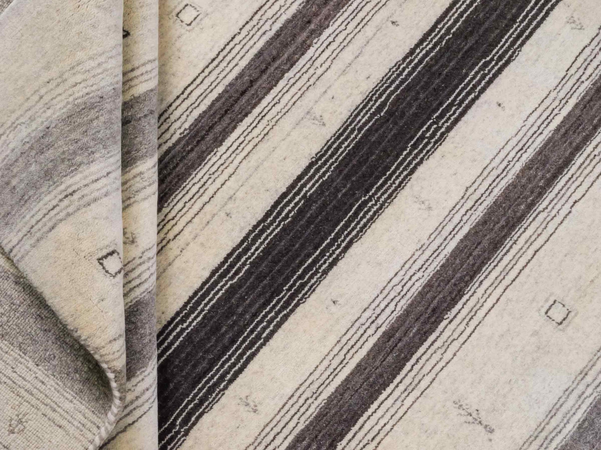 Moderner, Handloom Lori Gabbeh Orientteppich von Khademi aus Wolle, cremeweiß, grau. Geometrisches Nomaden-Design. Produziert in Indien. Größe: 200x139cm. Teppichnummer: KB4-1790. Verkauf durch Jupiter Intl.