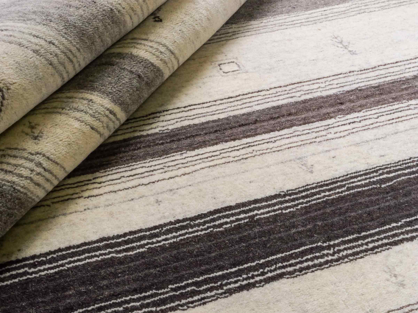 Moderner, Handloom Lori Gabbeh Orientteppich von Khademi aus Wolle, cremeweiß, grau. Geometrisches Nomaden-Design. Produziert in Indien. Größe: 200x139cm. Teppichnummer: KB4-1790. Verkauf durch Jupiter Intl.