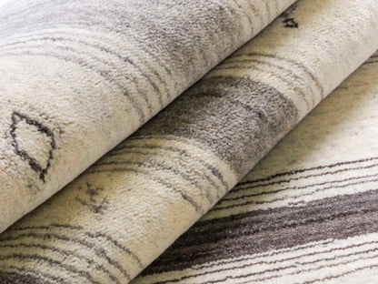 Moderner, Handloom Lori Gabbeh Orientteppich von Khademi aus Wolle, cremeweiß, grau. Geometrisches Nomaden-Design. Produziert in Indien. Größe: 200x139cm. Teppichnummer: KB4-1790. Verkauf durch Jupiter Intl.