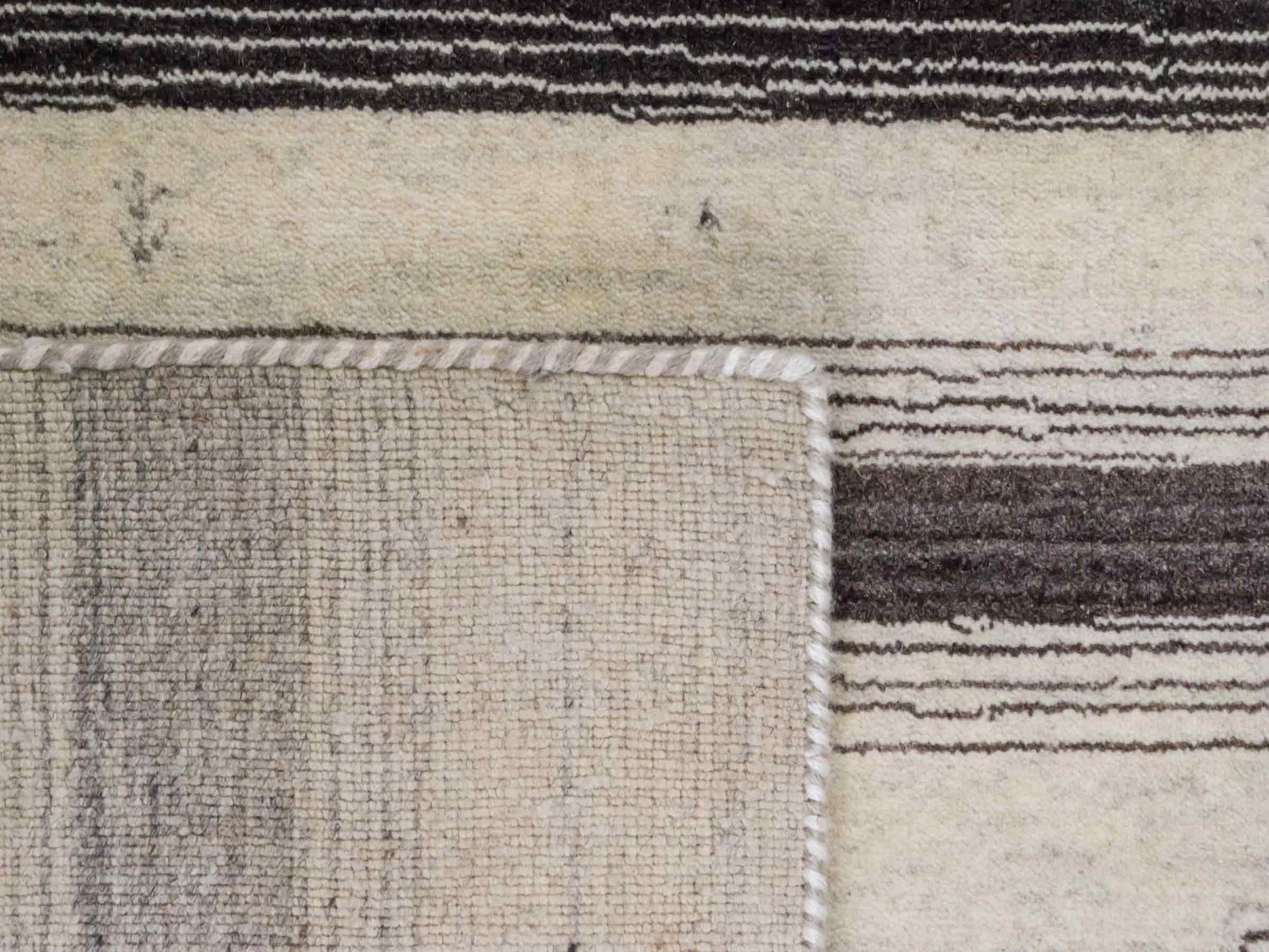 Moderner, Handloom Lori Gabbeh Orientteppich von Khademi aus Wolle, cremeweiß, grau. Geometrisches Nomaden-Design. Produziert in Indien. Größe: 200x139cm. Teppichnummer: KB4-1790. Verkauf durch Jupiter Intl.