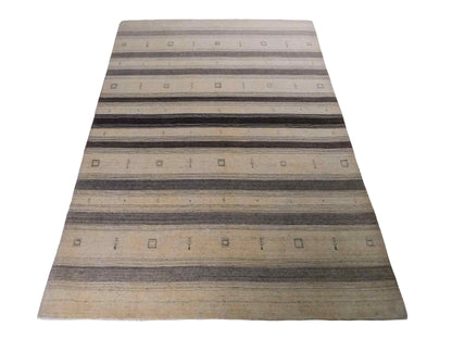 Moderner, Handloom Lori Gabbeh Orientteppich von Khademi aus Wolle, cremeweiß, grau. Geometrisches Nomaden-Design. Produziert in Indien. Größe: 200x139cm. Teppichnummer: KB4-1790. Verkauf durch Jupiter Intl.