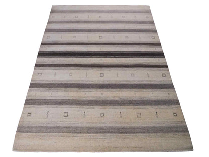 Moderner, Handloom Lori Gabbeh Orientteppich von Khademi aus Wolle, cremeweiß, grau. Geometrisches Nomaden-Design. Produziert in Indien. Größe: 200x139cm. Teppichnummer: KB4-1790. Verkauf durch Jupiter Intl.