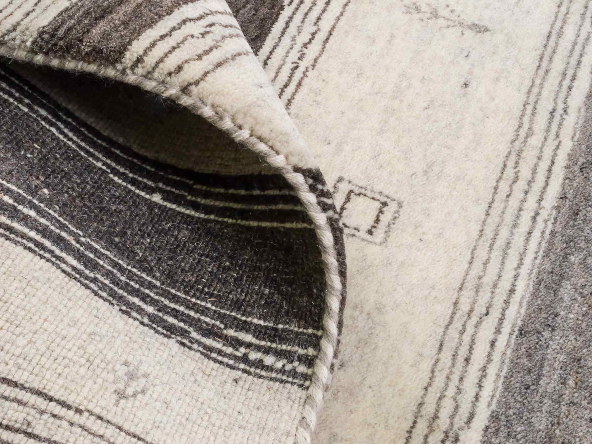 Moderner, Handloom Lori Gabbeh Orientteppich von Khademi aus Wolle, cremeweiß, grau. Geometrisches Nomaden-Design. Produziert in Indien. Größe: 200x139cm. Teppichnummer: KB4-1790. Verkauf durch Jupiter Intl.