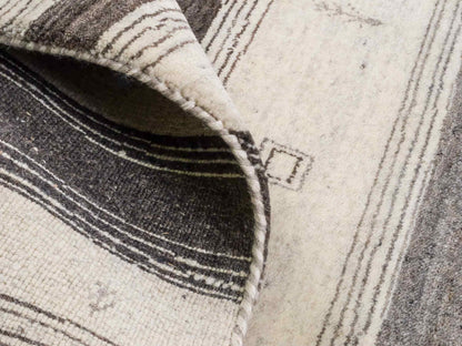 Moderner, Handloom Lori Gabbeh Orientteppich von Khademi aus Wolle, cremeweiß, grau. Geometrisches Nomaden-Design. Produziert in Indien. Größe: 200x139cm. Teppichnummer: KB4-1790. Verkauf durch Jupiter Intl.