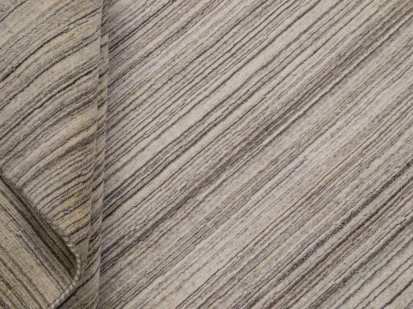 Moderner, Handloom Lori Gabbeh Orientteppich von Khademi aus Wolle, cremeweiß, grau, braun. Geometrisches Nomaden-Design. Produziert in Indien. Größe: 200x140cm. Teppichnummer: KB4-1795. Verkauf durch Jupiter Intl.