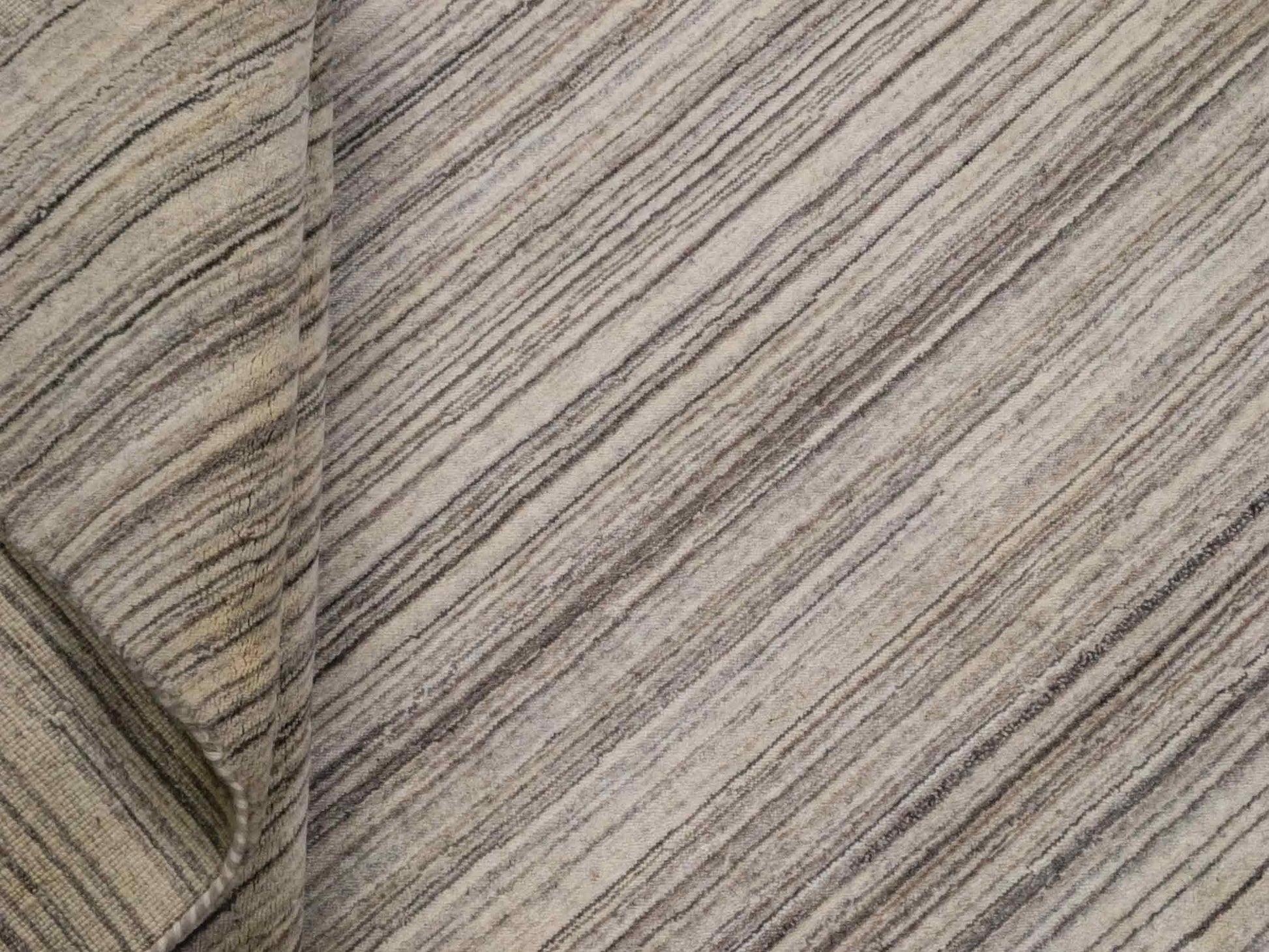 Moderner, Handloom Lori Gabbeh Orientteppich von Khademi aus Wolle, cremeweiß, grau, braun. Geometrisches Nomaden-Design. Produziert in Indien. Größe: 200x140cm. Teppichnummer: KB4-1795. Verkauf durch Jupiter Intl.