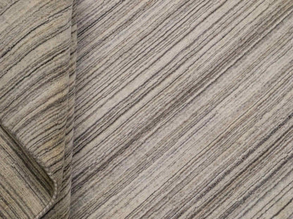 Moderner, Handloom Lori Gabbeh Orientteppich von Khademi aus Wolle, cremeweiß, grau, braun. Geometrisches Nomaden-Design. Produziert in Indien. Größe: 200x140cm. Teppichnummer: KB4-1795. Verkauf durch Jupiter Intl.