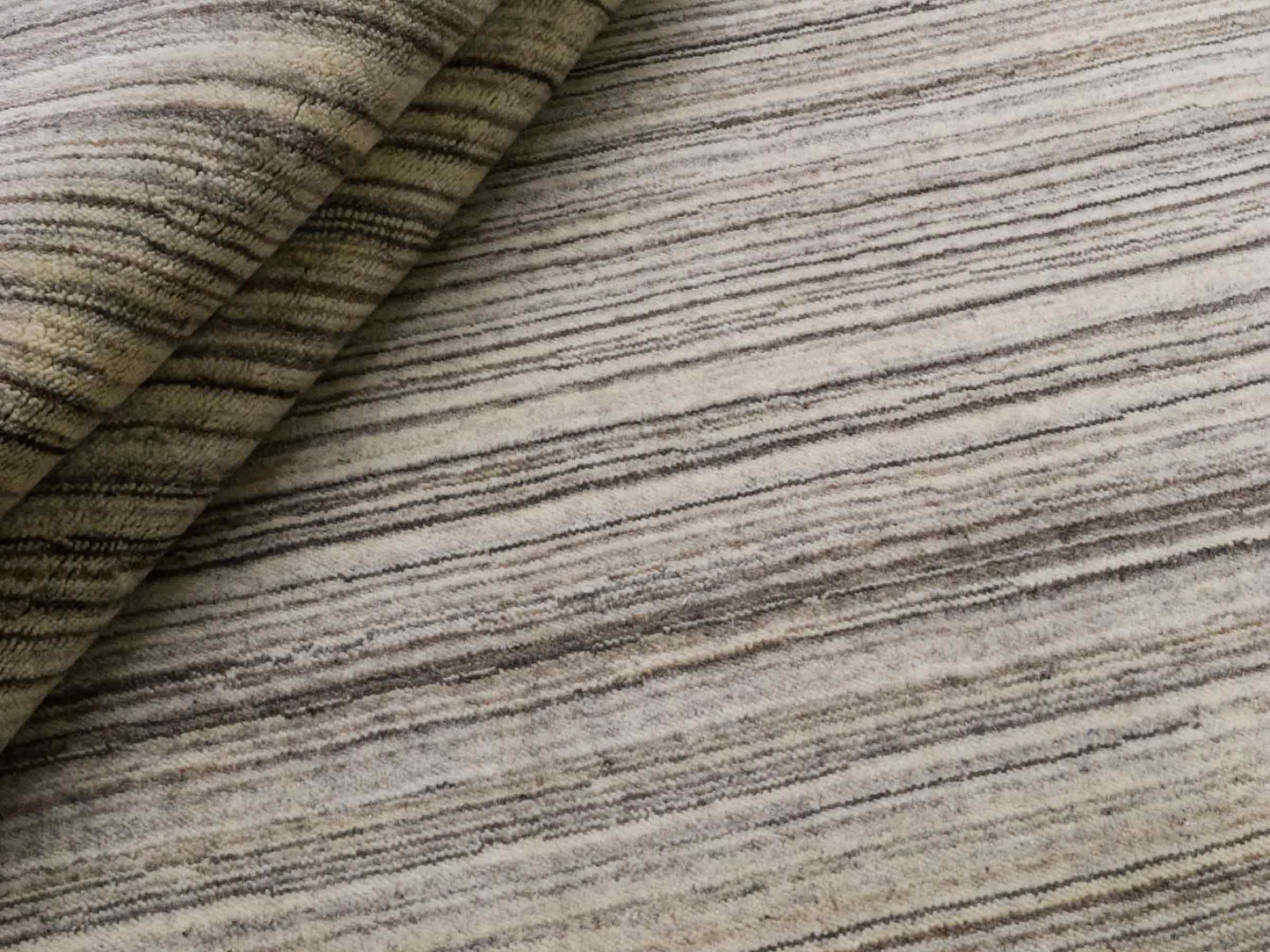 Moderner, Handloom Lori Gabbeh Orientteppich von Khademi aus Wolle, cremeweiß, grau, braun. Geometrisches Nomaden-Design. Produziert in Indien. Größe: 200x140cm. Teppichnummer: KB4-1795. Verkauf durch Jupiter Intl.