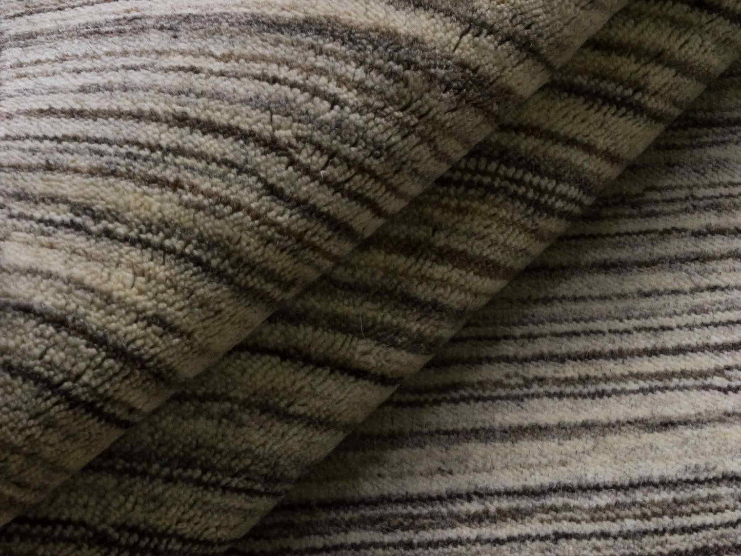 Moderner, Handloom Lori Gabbeh Orientteppich von Khademi aus Wolle, cremeweiß, grau, braun. Geometrisches Nomaden-Design. Produziert in Indien. Größe: 200x140cm. Teppichnummer: KB4-1795. Verkauf durch Jupiter Intl.