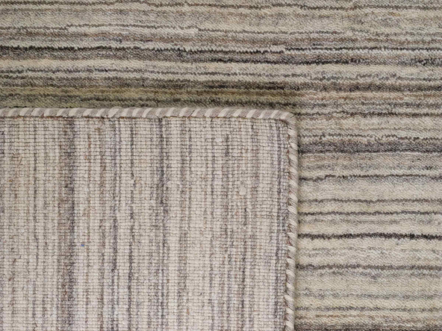 Moderner, Handloom Lori Gabbeh Orientteppich von Khademi aus Wolle, cremeweiß, grau, braun. Geometrisches Nomaden-Design. Produziert in Indien. Größe: 200x140cm. Teppichnummer: KB4-1795. Verkauf durch Jupiter Intl.