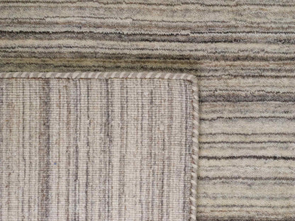 Moderner, Handloom Lori Gabbeh Orientteppich von Khademi aus Wolle, cremeweiß, grau, braun. Geometrisches Nomaden-Design. Produziert in Indien. Größe: 200x140cm. Teppichnummer: KB4-1795. Verkauf durch Jupiter Intl.