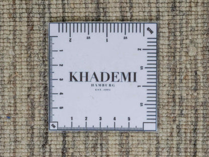 Moderner, Handloom Lori Gabbeh Orientteppich von Khademi aus Wolle, cremeweiß, grau, braun. Geometrisches Nomaden-Design. Produziert in Indien. Größe: 200x140cm. Teppichnummer: KB4-1795. Verkauf durch Jupiter Intl.