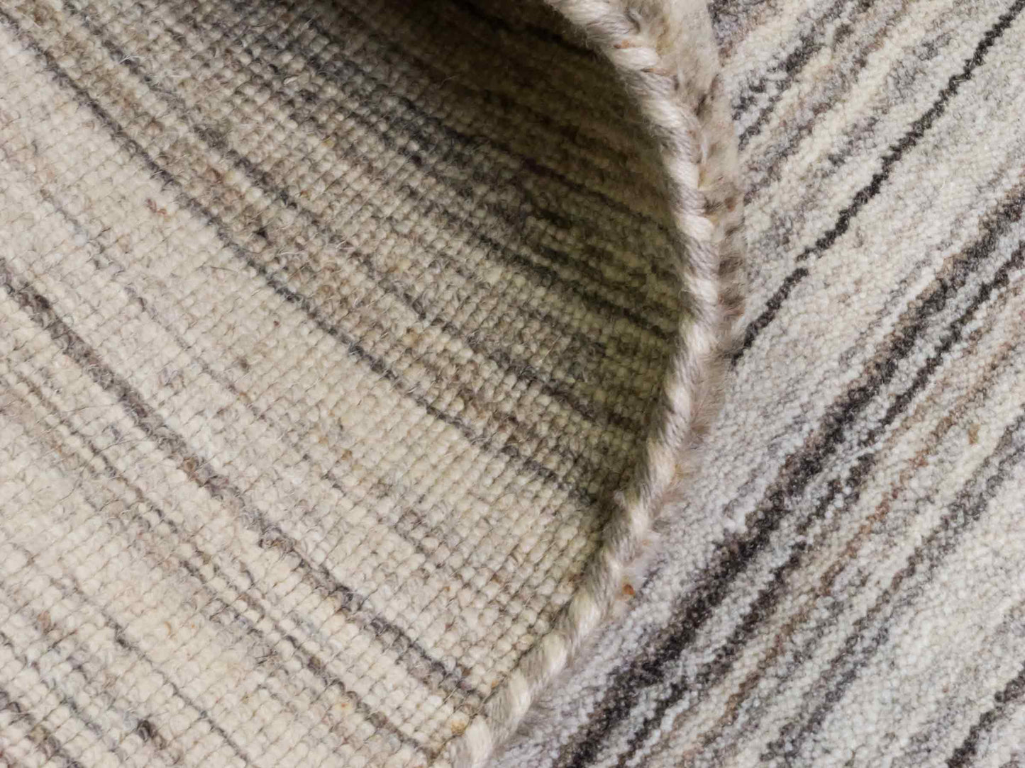 Moderner, Handloom Lori Gabbeh Orientteppich von Khademi aus Wolle, cremeweiß, grau, braun. Geometrisches Nomaden-Design. Produziert in Indien. Größe: 200x140cm. Teppichnummer: KB4-1795. Verkauf durch Jupiter Intl.