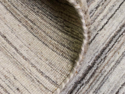 Moderner, Handloom Lori Gabbeh Orientteppich von Khademi aus Wolle, cremeweiß, grau, braun. Geometrisches Nomaden-Design. Produziert in Indien. Größe: 200x140cm. Teppichnummer: KB4-1795. Verkauf durch Jupiter Intl.