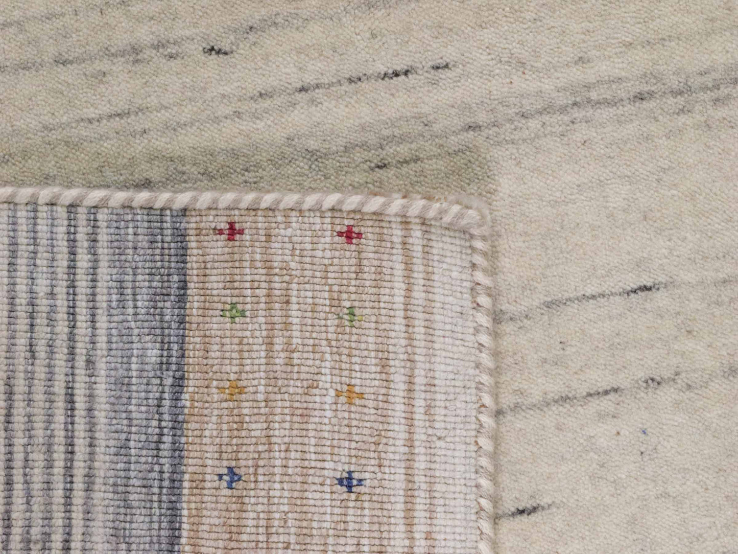 Moderner, Handloom Lori Gabbeh Orientteppich von Khademi aus Wolle, cremeweiß, blau. Geometrisches Nomaden-Design. Produziert in Indien. Größe: 200x141cm. Teppichnummer: KB4-1792. Verkauf durch Jupiter Intl.