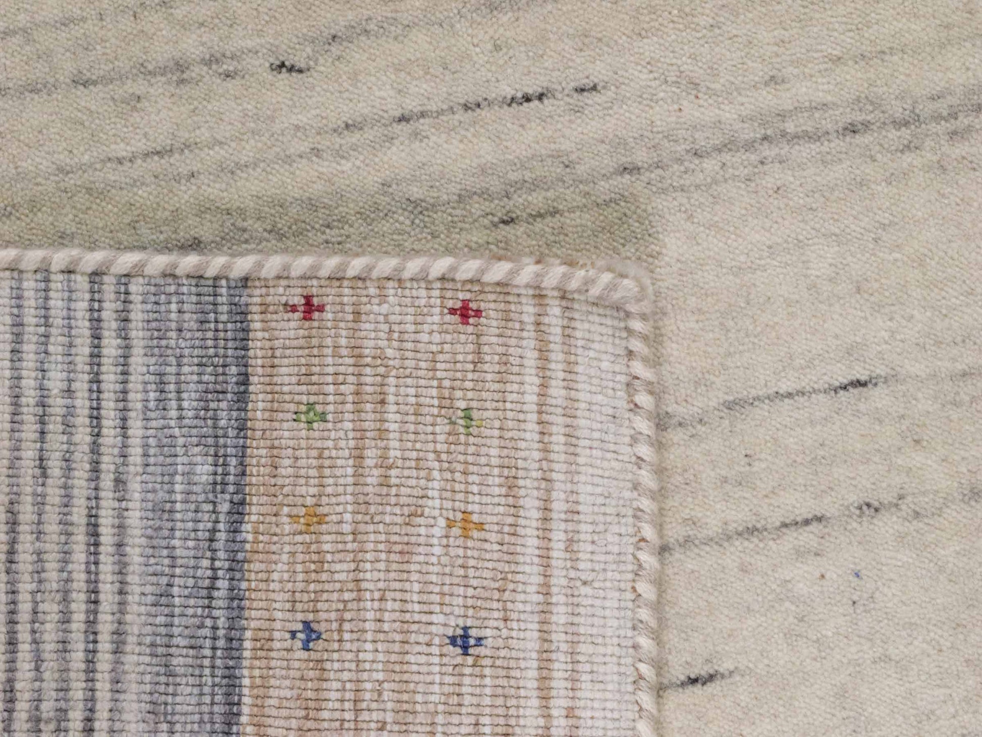 Moderner, Handloom Lori Gabbeh Orientteppich von Khademi aus Wolle, cremeweiß, blau. Geometrisches Nomaden-Design. Produziert in Indien. Größe: 200x141cm. Teppichnummer: KB4-1792. Verkauf durch Jupiter Intl.