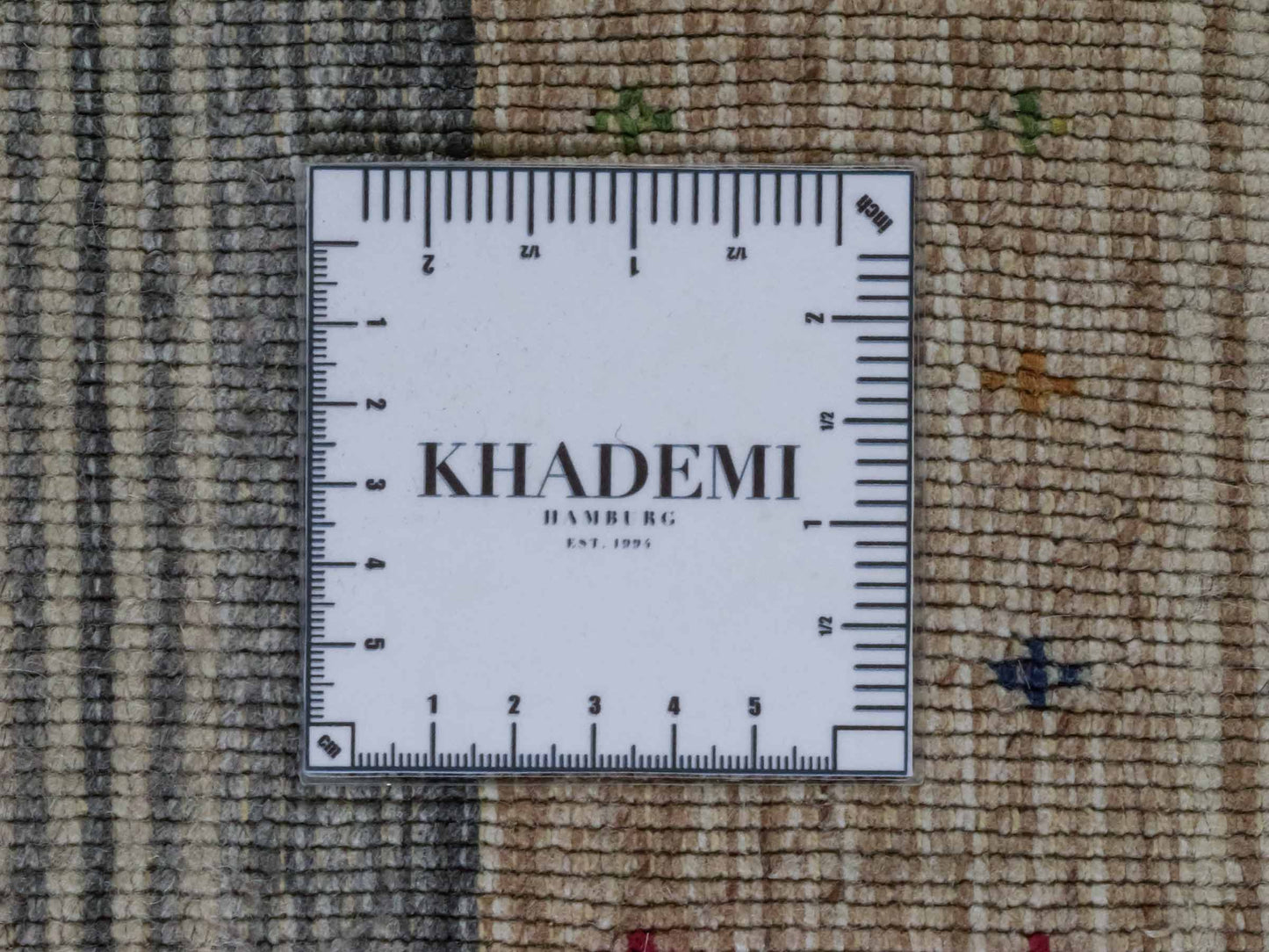 Moderner, Handloom Lori Gabbeh Orientteppich von Khademi aus Wolle, cremeweiß, blau. Geometrisches Nomaden-Design. Produziert in Indien. Größe: 200x141cm. Teppichnummer: KB4-1792. Verkauf durch Jupiter Intl.