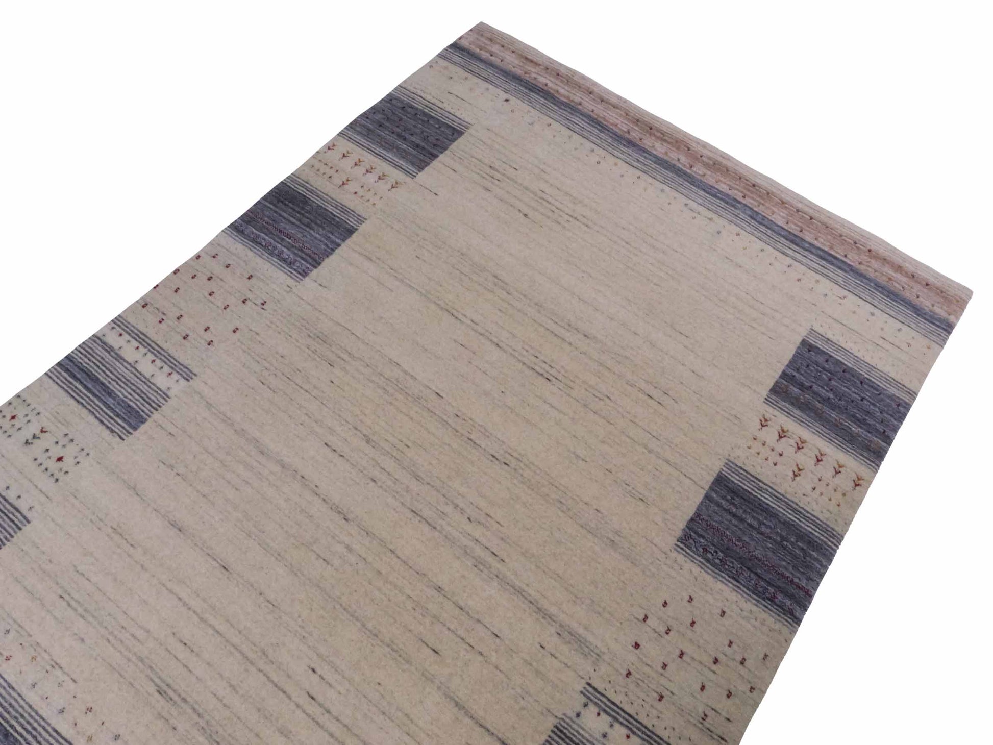 Moderner, Handloom Lori Gabbeh Orientteppich von Khademi aus Wolle, cremeweiß, blau. Geometrisches Nomaden-Design. Produziert in Indien. Größe: 200x141cm. Teppichnummer: KB4-1792. Verkauf durch Jupiter Intl.