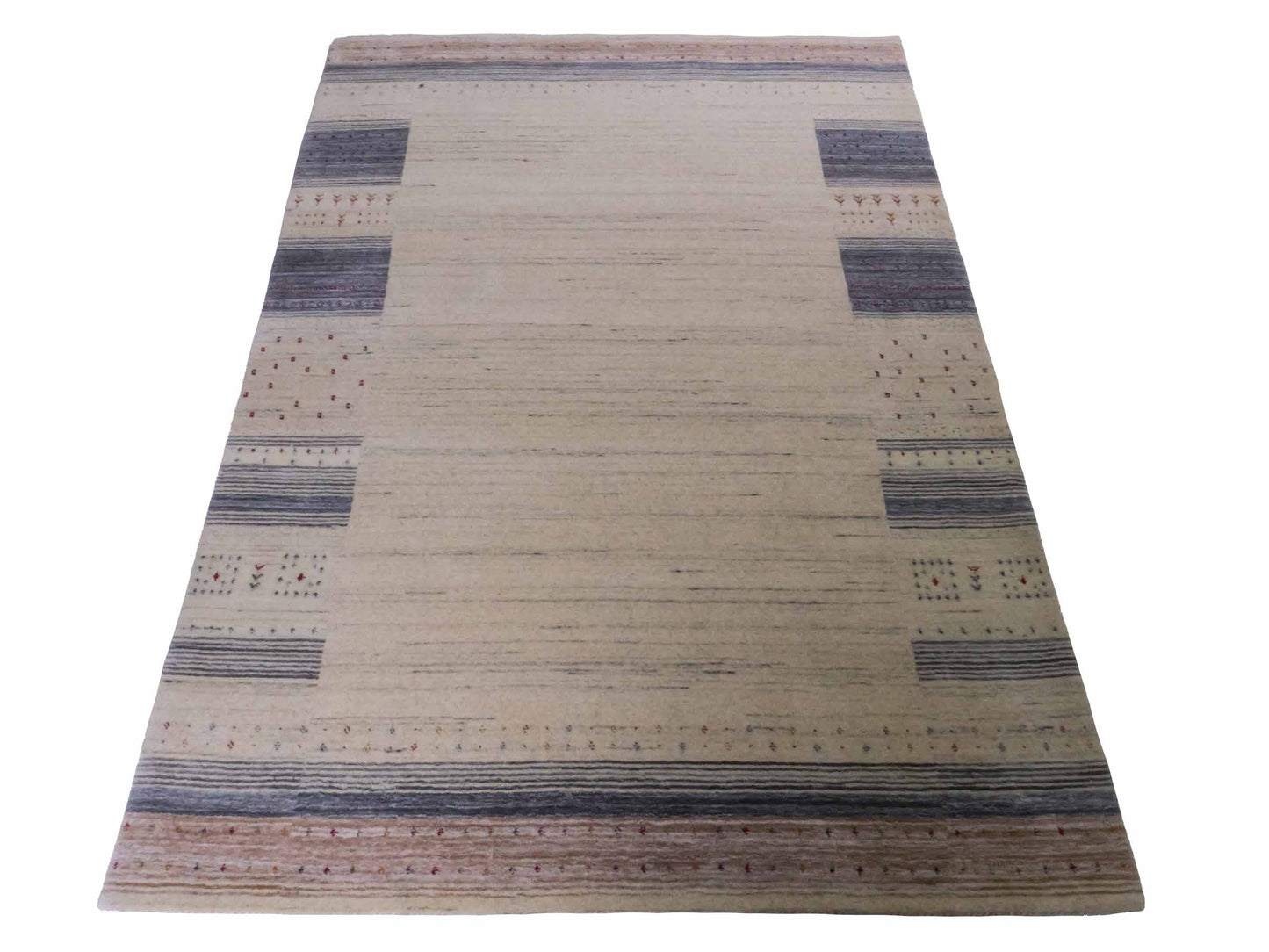 Moderner, Handloom Lori Gabbeh Orientteppich von Khademi aus Wolle, cremeweiß, blau. Geometrisches Nomaden-Design. Produziert in Indien. Größe: 200x141cm. Teppichnummer: KB4-1792. Verkauf durch Jupiter Intl.