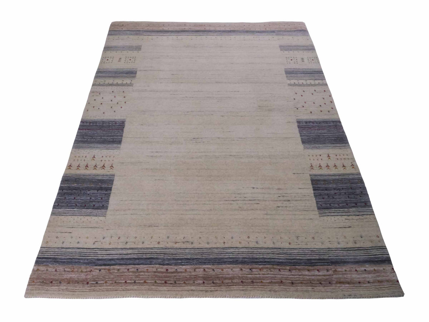 Moderner, Handloom Lori Gabbeh Orientteppich von Khademi aus Wolle, cremeweiß, blau. Geometrisches Nomaden-Design. Produziert in Indien. Größe: 200x141cm. Teppichnummer: KB4-1792. Verkauf durch Jupiter Intl.
