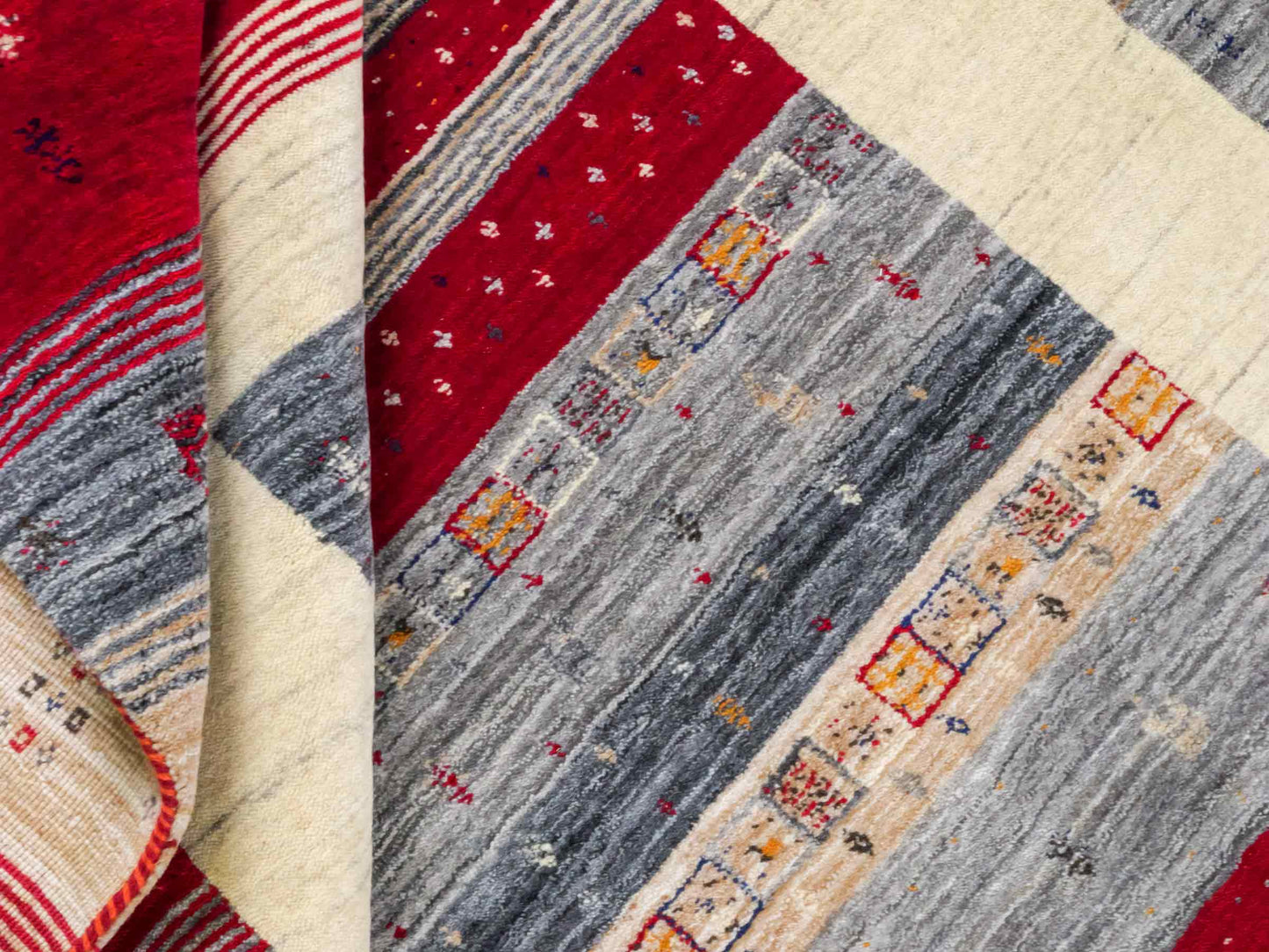 Moderner, Handloom Lori Gabbeh Orientteppich von Khademi aus Wolle, rot, mehrfarbig. Nomaden-Design. Produziert in Indien. Größe: 200x143cm. Teppichnummer: KB4-1768. Verkauf durch Jupiter Intl.