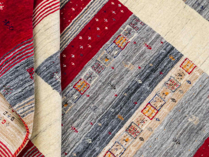 Moderner, Handloom Lori Gabbeh Orientteppich von Khademi aus Wolle, rot, mehrfarbig. Nomaden-Design. Produziert in Indien. Größe: 200x143cm. Teppichnummer: KB4-1768. Verkauf durch Jupiter Intl.