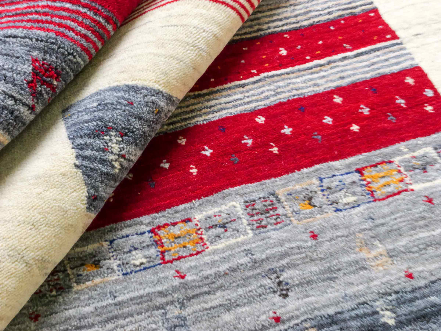 Moderner, Handloom Lori Gabbeh Orientteppich von Khademi aus Wolle, rot, mehrfarbig. Nomaden-Design. Produziert in Indien. Größe: 200x143cm. Teppichnummer: KB4-1768. Verkauf durch Jupiter Intl.