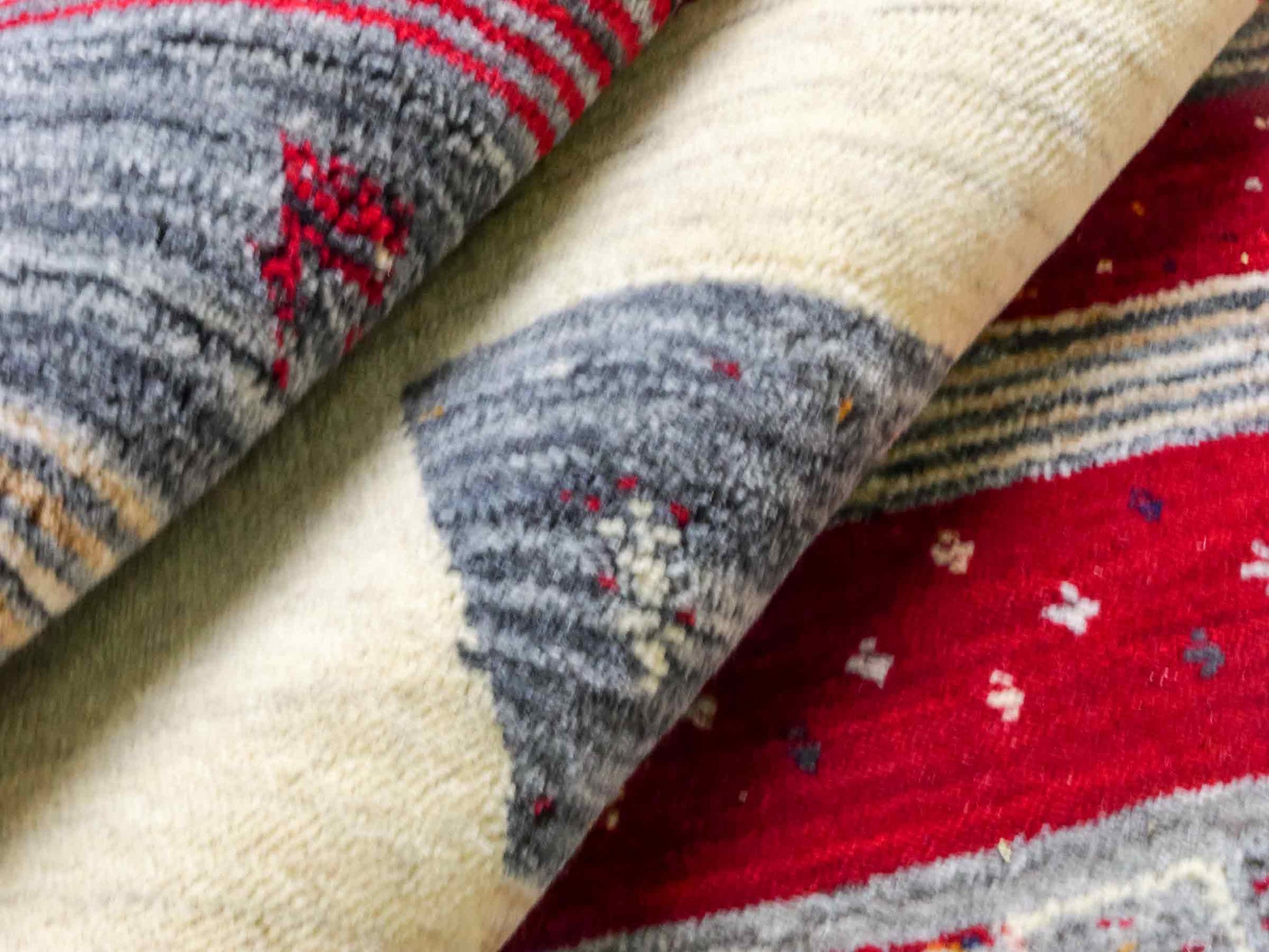 Moderner, Handloom Lori Gabbeh Orientteppich von Khademi aus Wolle, rot, mehrfarbig. Nomaden-Design. Produziert in Indien. Größe: 200x143cm. Teppichnummer: KB4-1768. Verkauf durch Jupiter Intl.