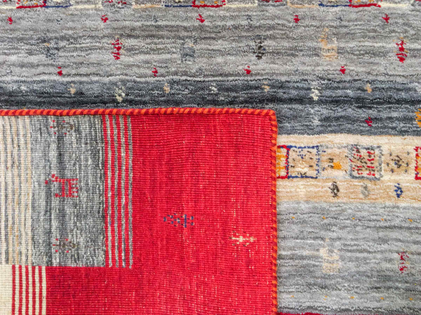 Moderner, Handloom Lori Gabbeh Orientteppich von Khademi aus Wolle, rot, mehrfarbig. Nomaden-Design. Produziert in Indien. Größe: 200x143cm. Teppichnummer: KB4-1768. Verkauf durch Jupiter Intl.