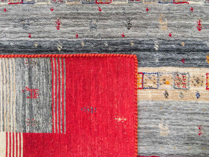 Moderner, Handloom Lori Gabbeh Orientteppich von Khademi aus Wolle, rot, mehrfarbig. Nomaden-Design. Produziert in Indien. Größe: 200x143cm. Teppichnummer: KB4-1768. Verkauf durch Jupiter Intl.