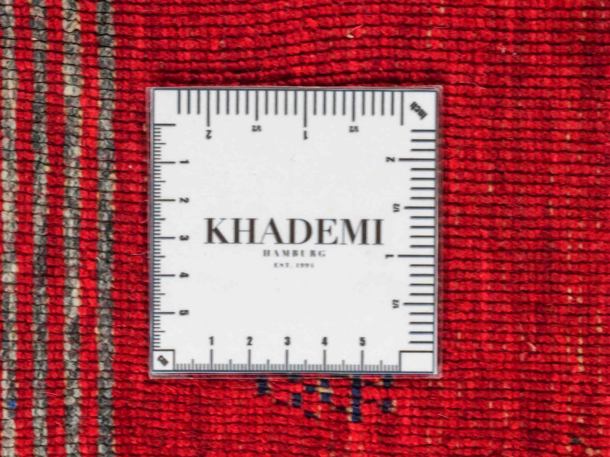 Moderner, Handloom Lori Gabbeh Orientteppich von Khademi aus Wolle, rot, mehrfarbig. Nomaden-Design. Produziert in Indien. Größe: 200x143cm. Teppichnummer: KB4-1768. Verkauf durch Jupiter Intl.