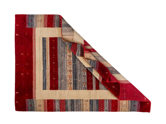 Moderner, Handloom Lori Gabbeh Orientteppich von Khademi aus Wolle, rot, mehrfarbig. Nomaden-Design. Produziert in Indien. Größe: 200x143cm. Teppichnummer: KB4-1768. Verkauf durch Jupiter Intl.