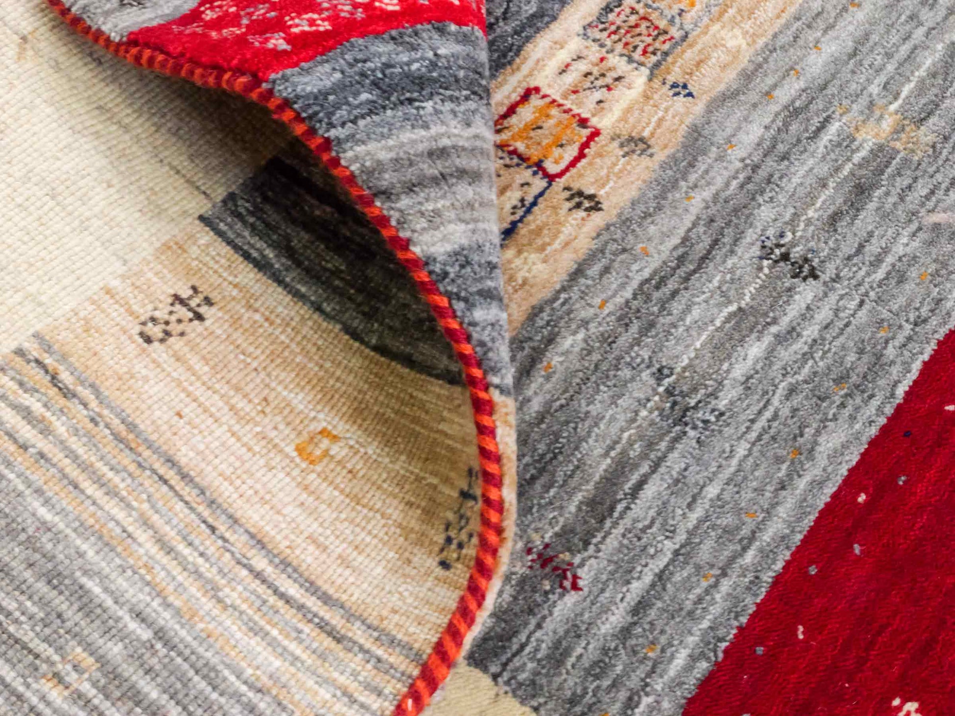 Moderner, Handloom Lori Gabbeh Orientteppich von Khademi aus Wolle, rot, mehrfarbig. Nomaden-Design. Produziert in Indien. Größe: 200x143cm. Teppichnummer: KB4-1768. Verkauf durch Jupiter Intl.