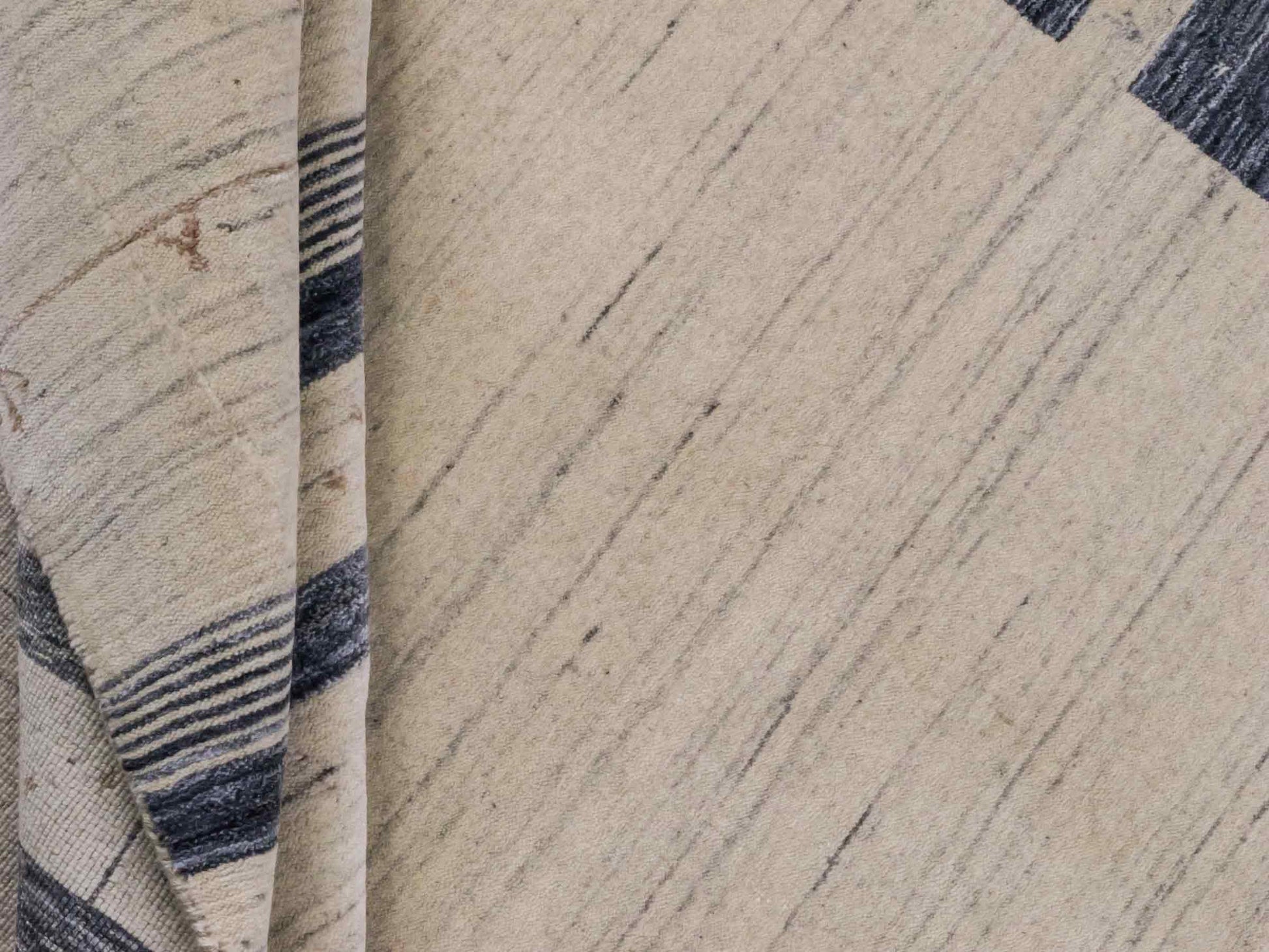 Moderner, Handloom Lori Gabbeh Orientteppich von Khademi aus Wolle, blau, cremeweiß. Geometrisches Nomaden-Design. Produziert in Indien. Größe: 201x134cm. Teppichnummer: KB4-1775. Verkauf durch Jupiter Intl.