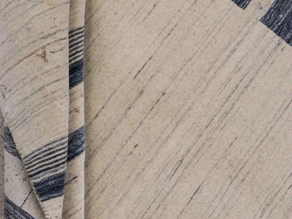 Moderner, Handloom Lori Gabbeh Orientteppich von Khademi aus Wolle, blau, cremeweiß. Geometrisches Nomaden-Design. Produziert in Indien. Größe: 201x134cm. Teppichnummer: KB4-1775. Verkauf durch Jupiter Intl.