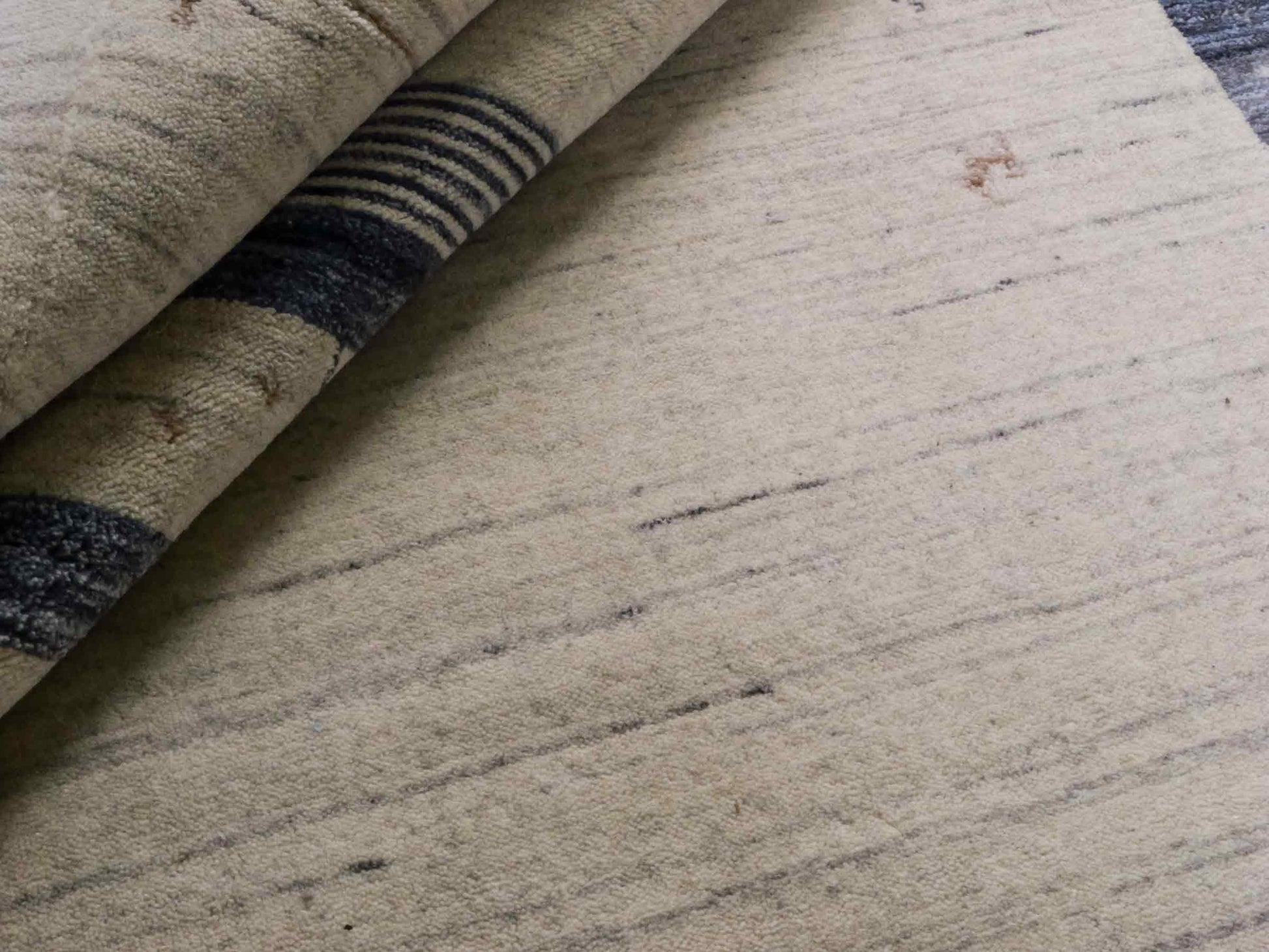 Moderner, Handloom Lori Gabbeh Orientteppich von Khademi aus Wolle, blau, cremeweiß. Geometrisches Nomaden-Design. Produziert in Indien. Größe: 201x134cm. Teppichnummer: KB4-1775. Verkauf durch Jupiter Intl.