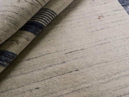 Moderner, Handloom Lori Gabbeh Orientteppich von Khademi aus Wolle, blau, cremeweiß. Geometrisches Nomaden-Design. Produziert in Indien. Größe: 201x134cm. Teppichnummer: KB4-1775. Verkauf durch Jupiter Intl.